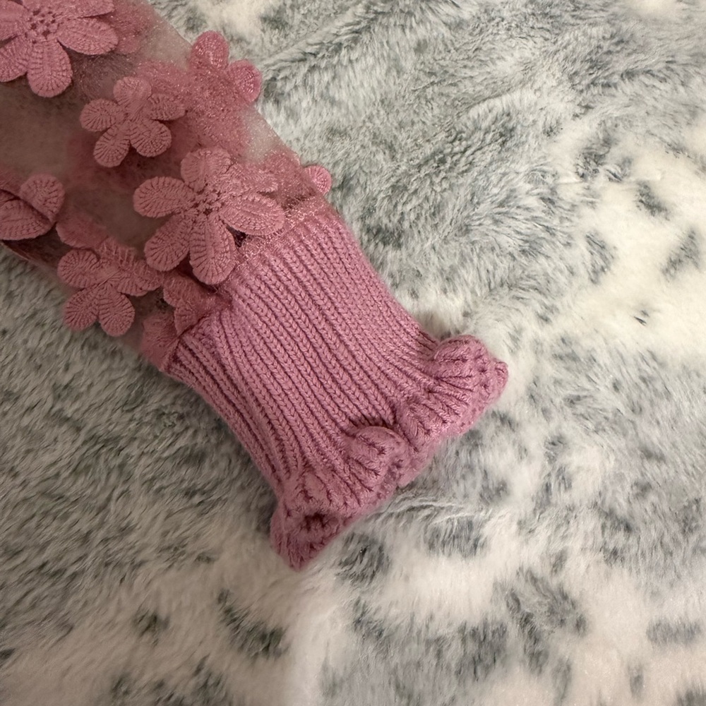 Chic Mauve Sweater with Floral Lace Sleeves - Picture 4 of 4